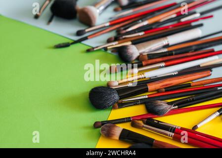 ensemble professionnel de brosse féminine pour le maquillage des yeux et les soins de la peau du visage. Gros plan avec espace de copie Banque D'Images