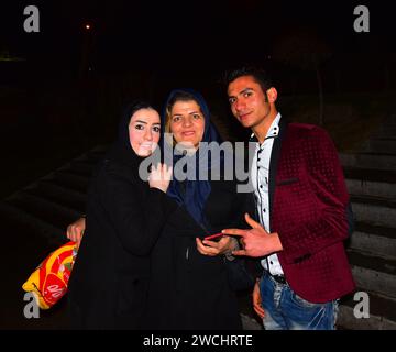 Amis et famille traînant près du pont si O se Pol la nuit à Ispahan, Iran Banque D'Images