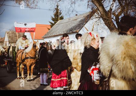 MOHACS, HONGRIE - 11 FÉVRIER 2018 : personnes non identifiées en masque participants au Mohacsi Busojaras, c'est un carnaval pour les salutations de printemps Banque D'Images