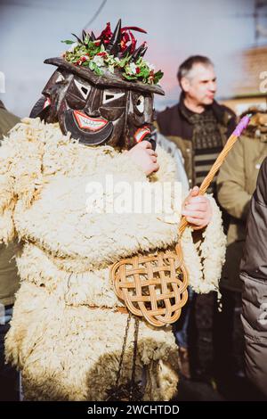 MOHACS, HONGRIE - 11 FÉVRIER 2018 : personnes non identifiées en masque participants au Mohacsi Busojaras, c'est un carnaval pour les salutations de printemps Banque D'Images