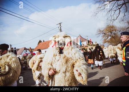 MOHACS, HONGRIE - 11 FÉVRIER 2018 : personnes non identifiées en masque participants au Mohacsi Busojaras, c'est un carnaval pour les salutations de printemps Banque D'Images