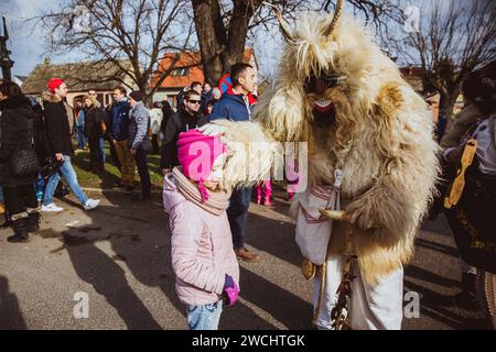 MOHACS, HONGRIE - 11 FÉVRIER 2018 : personnes non identifiées en masque participants au Mohacsi Busojaras, c'est un carnaval pour les salutations de printemps Banque D'Images