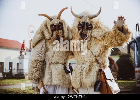 MOHACS, HONGRIE - 11 FÉVRIER 2018 : personnes non identifiées en masque participants au Mohacsi Busojaras, c'est un carnaval pour les salutations de printemps Banque D'Images