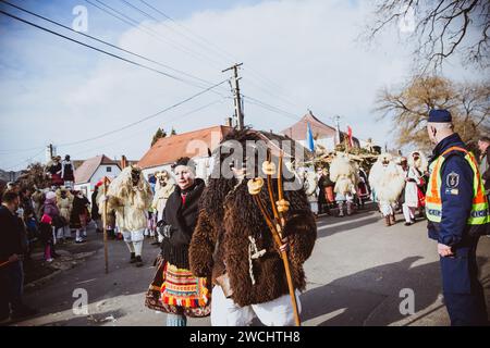 MOHACS, HONGRIE - 11 FÉVRIER 2018 : personnes non identifiées en masque participants au Mohacsi Busojaras, c'est un carnaval pour les salutations de printemps Banque D'Images