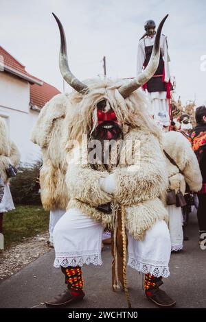 MOHACS, HONGRIE - 11 FÉVRIER 2018 : personnes non identifiées en masque participants au Mohacsi Busojaras, c'est un carnaval pour les salutations de printemps Banque D'Images