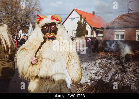 MOHACS, HONGRIE - 11 FÉVRIER 2018 : personnes non identifiées en masque participants au Mohacsi Busojaras, c'est un carnaval pour les salutations de printemps Banque D'Images