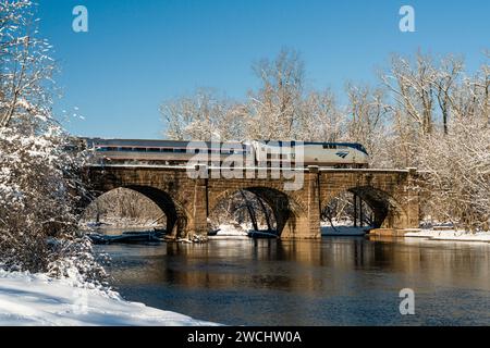 Train Amtrak sur le pont ferroviaire de Farmington River   Windsor, Connecticut, États-Unis Banque D'Images