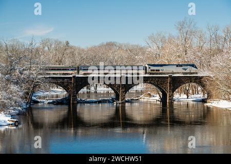 Train Amtrak sur le pont ferroviaire de Farmington River   Windsor, Connecticut, États-Unis Banque D'Images