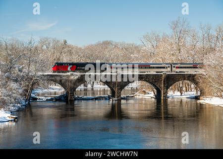 Train ferroviaire CT sur le pont ferroviaire de Farmington River   Windsor, Connecticut, États-Unis Banque D'Images