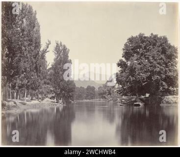 Vue d'un canal du lac Dal près de Srinagar, Jammu-et-Cachemire, Inde, Samuel Bourne, 1864 - 1865 photographie Jammu-et-Cachemire papier albumen print canal Jammu-et-Cachemire Banque D'Images