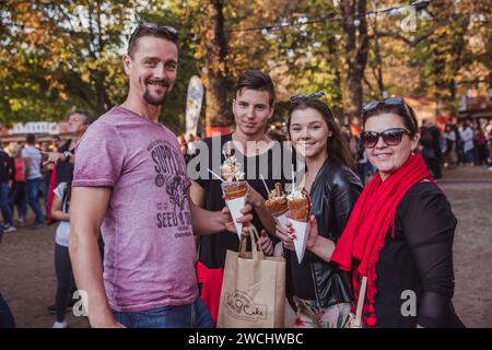 BUDAPEST, HONGRIE - OKTOBER 14, 2018 : K rt skal cs Fesztiv l 2018. Boulangers préparant et vendant la pâtisserie hongroise traditionnelle appelée kurtosh kallach in Banque D'Images