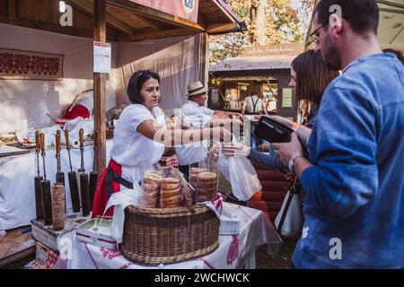 BUDAPEST, HONGRIE - OKTOBER 14, 2018 : K rt skal cs Fesztiv l 2018. Boulangers préparant et vendant la pâtisserie hongroise traditionnelle appelée kurtosh kallach in Banque D'Images