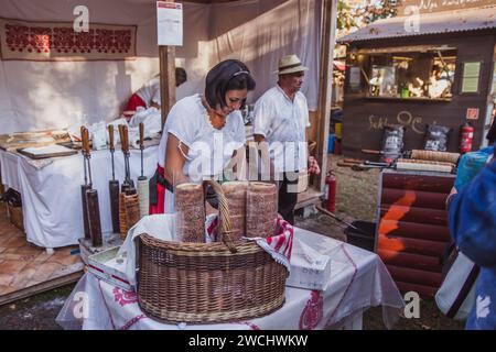 BUDAPEST, HONGRIE - OKTOBER 14, 2018 : K rt skal cs Fesztiv l 2018. Boulangers préparant et vendant la pâtisserie hongroise traditionnelle appelée kurtosh kallach in Banque D'Images