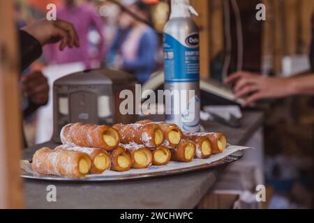 BUDAPEST, HONGRIE - OKTOBER 14, 2018 : K rt skal cs Fesztiv l 2018. Boulangers préparant et vendant la pâtisserie hongroise traditionnelle appelée kurtosh kallach in Banque D'Images