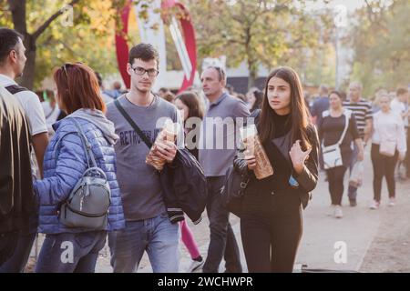 BUDAPEST, HONGRIE - OKTOBER 14, 2018 : K rt skal cs Fesztiv l 2018. Boulangers préparant et vendant la pâtisserie hongroise traditionnelle appelée kurtosh kallach in Banque D'Images