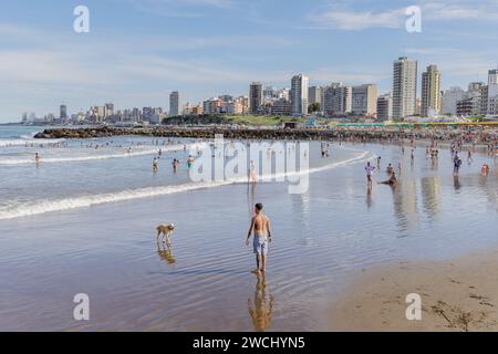 Mar del Plata, Argentine - 15 janvier 2024 : les touristes profitent de la mer à la plage Stella Maris à Mar del Plata. Banque D'Images
