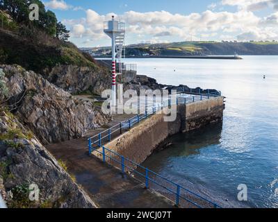 Balise de navigation maritime sur l'estran de Plymouth Sound. Brise-lames Mountbatten et Staddon Heights en arrière-plan Banque D'Images