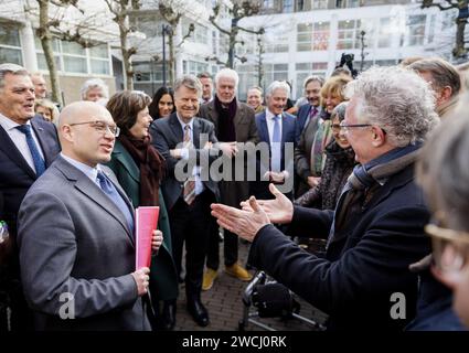 LA HAYE - Alexander van Hattem (PVV) et Jean Paul Gebben, maire de Dronten, lors de la présentation d'une pétition du COA, du VNG et de la consultation interprovinciale sur la nécessité de la loi de dispersion. Le Sénat discute et vote sur le projet de loi. Selon les organisations, la nouvelle loi est désespérément nécessaire pour résoudre la crise de l’asile. ANP SEM VAN DER WAL pays-bas Out - belgique Out Banque D'Images