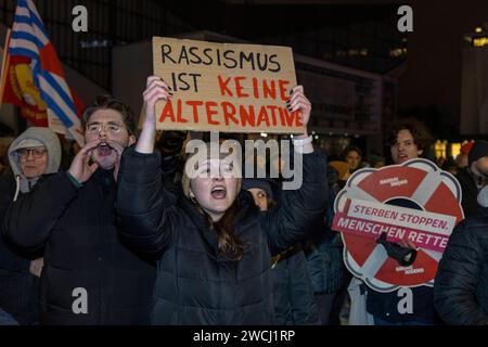 Démonstration : gegen AfD - nie wieder ist jetzt . 12.01.2024, UE, DEU, Deutschland, Rhénanie-du-Nord-Westphalie, Essen : nach der Veröffentlichung der Rechercheergebnisse von Correctiv am 10. Januar zu einem Geheimtreffen von AfD-Mitgliedern mit Personen der Identitären Bewegung, völkischen Nationalisten sowie Mitgliedern der CDU und der Werteunion am 25. Novembre 2023, rief das Bündnis Essen stellt sich quer zu einer Kundgebung unter dem motto Gegen AfD - nie wieder ist jetzt am Rüttenscheider Stern auf. Gut 500 Teilnehmer hatten die Anmelder BEI der anti-AfD-Demo in Rüttenscheid erwartet. Rund 8,000 Banque D'Images