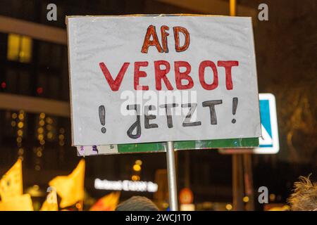 Démonstration : gegen AfD - nie wieder ist jetzt . 12.01.2024, UE, DEU, Deutschland, Rhénanie-du-Nord-Westphalie, Essen : nach der Veröffentlichung der Rechercheergebnisse von Correctiv am 10. Januar zu einem Geheimtreffen von AfD-Mitgliedern mit Personen der Identitären Bewegung, völkischen Nationalisten sowie Mitgliedern der CDU und der Werteunion am 25. Novembre 2023, rief das Bündnis Essen stellt sich quer zu einer Kundgebung unter dem motto Gegen AfD - nie wieder ist jetzt am Rüttenscheider Stern auf. Gut 500 Teilnehmer hatten die Anmelder BEI der anti-AfD-Demo in Rüttenscheid erwartet. Rund 8,000 Banque D'Images