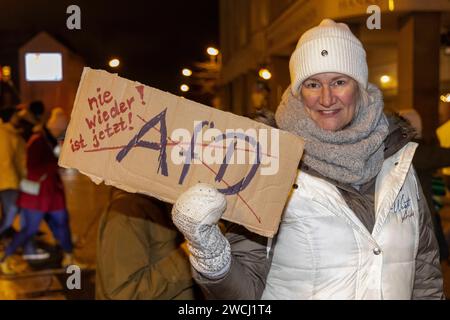 Démonstration : gegen AfD - nie wieder ist jetzt . 12.01.2024, UE, DEU, Deutschland, Rhénanie-du-Nord-Westphalie, Essen : nach der Veröffentlichung der Rechercheergebnisse von Correctiv am 10. Januar zu einem Geheimtreffen von AfD-Mitgliedern mit Personen der Identitären Bewegung, völkischen Nationalisten sowie Mitgliedern der CDU und der Werteunion am 25. Novembre 2023, rief das Bündnis Essen stellt sich quer zu einer Kundgebung unter dem motto Gegen AfD - nie wieder ist jetzt am Rüttenscheider Stern auf. Gut 500 Teilnehmer hatten die Anmelder BEI der anti-AfD-Demo in Rüttenscheid erwartet. Rund 8,000 Banque D'Images