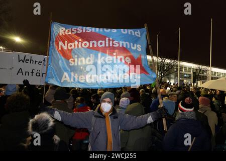 Démonstration : gegen AfD - nie wieder ist jetzt . 12.01.2024, UE, DEU, Deutschland, Rhénanie-du-Nord-Westphalie, Essen : nach der Veröffentlichung der Rechercheergebnisse von Correctiv am 10. Januar zu einem Geheimtreffen von AfD-Mitgliedern mit Personen der Identitären Bewegung, völkischen Nationalisten sowie Mitgliedern der CDU und der Werteunion am 25. Novembre 2023, rief das Bündnis Essen stellt sich quer zu einer Kundgebung unter dem motto Gegen AfD - nie wieder ist jetzt am Rüttenscheider Stern auf. Gut 500 Teilnehmer hatten die Anmelder BEI der anti-AfD-Demo in Rüttenscheid erwartet. Rund 8,000 Banque D'Images