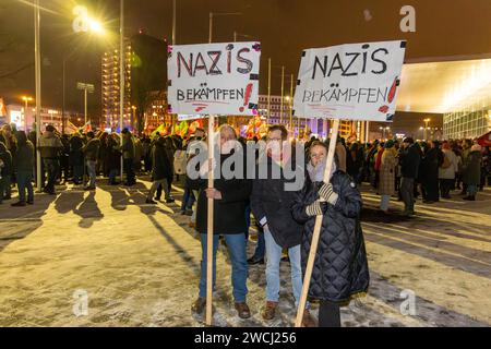 Démonstration : gegen AfD - nie wieder ist jetzt . 12.01.2024, UE, DEU, Deutschland, Rhénanie-du-Nord-Westphalie, Essen : nach der Veröffentlichung der Rechercheergebnisse von Correctiv am 10. Januar zu einem Geheimtreffen von AfD-Mitgliedern mit Personen der Identitären Bewegung, völkischen Nationalisten sowie Mitgliedern der CDU und der Werteunion am 25. Novembre 2023, rief das Bündnis Essen stellt sich quer zu einer Kundgebung unter dem motto Gegen AfD - nie wieder ist jetzt am Rüttenscheider Stern auf. Gut 500 Teilnehmer hatten die Anmelder BEI der anti-AfD-Demo in Rüttenscheid erwartet. Rund 8,000 Banque D'Images