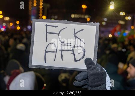 Démonstration : gegen AfD - nie wieder ist jetzt . 12.01.2024, UE, DEU, Deutschland, Rhénanie-du-Nord-Westphalie, Essen : nach der Veröffentlichung der Rechercheergebnisse von Correctiv am 10. Januar zu einem Geheimtreffen von AfD-Mitgliedern mit Personen der Identitären Bewegung, völkischen Nationalisten sowie Mitgliedern der CDU und der Werteunion am 25. Novembre 2023, rief das Bündnis Essen stellt sich quer zu einer Kundgebung unter dem motto Gegen AfD - nie wieder ist jetzt am Rüttenscheider Stern auf. Gut 500 Teilnehmer hatten die Anmelder BEI der anti-AfD-Demo in Rüttenscheid erwartet. Rund 8,000 Banque D'Images