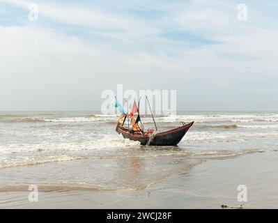 Bateau de pêche à Sam son Beach, Thanh Hoa, Vietnam sur la plage à la fin de la journée de travail., prêt à être transporté plus loin sur la plage. Le bateau est construit Banque D'Images