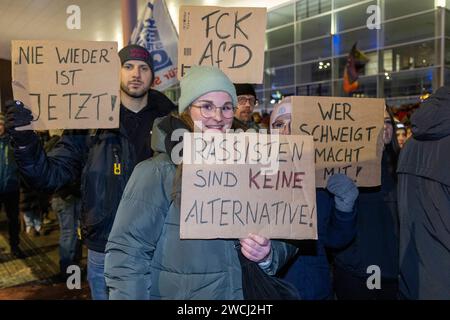 Démonstration : gegen AfD - nie wieder ist jetzt . 12.01.2024, UE, DEU, Deutschland, Rhénanie-du-Nord-Westphalie, Essen : nach der Veröffentlichung der Rechercheergebnisse von Correctiv am 10. Januar zu einem Geheimtreffen von AfD-Mitgliedern mit Personen der Identitären Bewegung, völkischen Nationalisten sowie Mitgliedern der CDU und der Werteunion am 25. Novembre 2023, rief das Bündnis Essen stellt sich quer zu einer Kundgebung unter dem motto Gegen AfD - nie wieder ist jetzt am Rüttenscheider Stern auf. Gut 500 Teilnehmer hatten die Anmelder BEI der anti-AfD-Demo in Rüttenscheid erwartet. Rund 8,000 Banque D'Images