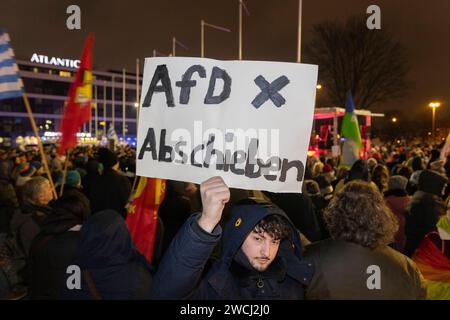 Démonstration : gegen AfD - nie wieder ist jetzt . 12.01.2024, UE, DEU, Deutschland, Rhénanie-du-Nord-Westphalie, Essen : nach der Veröffentlichung der Rechercheergebnisse von Correctiv am 10. Januar zu einem Geheimtreffen von AfD-Mitgliedern mit Personen der Identitären Bewegung, völkischen Nationalisten sowie Mitgliedern der CDU und der Werteunion am 25. Novembre 2023, rief das Bündnis Essen stellt sich quer zu einer Kundgebung unter dem motto Gegen AfD - nie wieder ist jetzt am Rüttenscheider Stern auf. Gut 500 Teilnehmer hatten die Anmelder BEI der anti-AfD-Demo in Rüttenscheid erwartet. Rund 8,000 Banque D'Images