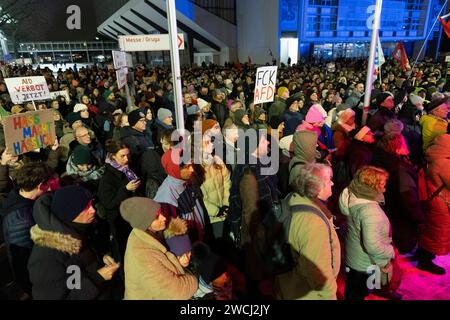 Démonstration : gegen AfD - nie wieder ist jetzt . 12.01.2024, UE, DEU, Deutschland, Rhénanie-du-Nord-Westphalie, Essen : nach der Veröffentlichung der Rechercheergebnisse von Correctiv am 10. Januar zu einem Geheimtreffen von AfD-Mitgliedern mit Personen der Identitären Bewegung, völkischen Nationalisten sowie Mitgliedern der CDU und der Werteunion am 25. Novembre 2023, rief das Bündnis Essen stellt sich quer zu einer Kundgebung unter dem motto Gegen AfD - nie wieder ist jetzt am Rüttenscheider Stern auf. Gut 500 Teilnehmer hatten die Anmelder BEI der anti-AfD-Demo in Rüttenscheid erwartet. Rund 8,000 Banque D'Images