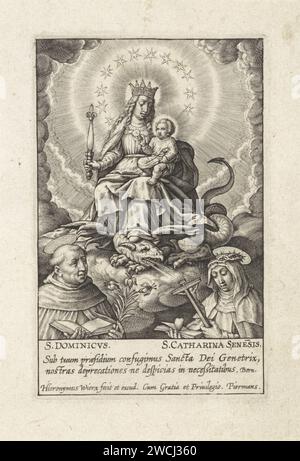 Marie comme Reine du ciel, avec l'enfant Christ, Hieronymus Wierix, 1563 - avant 1619 imprimer Marie comme Reine du ciel est assise sur les nuages (Regina Coeli) avec l'enfant Christ. Elle triomphe du péché, symbolisé par le dragon qu'elle a piétiné. Parmi eux St. Dominicus et St. Catharina van Siena. Dans la marge, une légende bidirectionnelle en latin. Gravure sur papier Anvers 'Regina Coeli', 'Regina Angelorum', 'MaestÃ '  Madonna. Marie conquérant le diable. Dominic(US) Guzman de Calerueja, fondateur de l'ordre des Prêcheurs (ou dominicains (noirs) frères ; attributs possibles : livre, chien avec torc flamboyant Banque D'Images