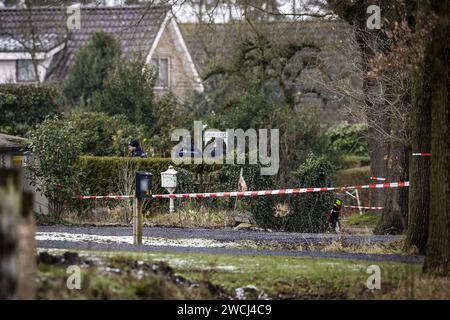 WEITEVEEN - enquête de suivi par la police à Weiteveen à Drenthe. Deux personnes sont mortes à la suite d'un incident violent. ANP VINCENT JANNINK netherlands Out - belgique Out Banque D'Images