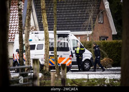 WEITEVEEN - enquête de suivi par la police à Weiteveen à Drenthe. Deux personnes sont mortes à la suite d'un incident violent. ANP VINCENT JANNINK netherlands Out - belgique Out Banque D'Images