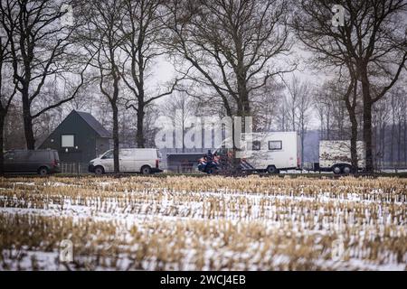 WEITEVEEN - enquête de suivi par la police à Weiteveen à Drenthe. Deux personnes sont mortes à la suite d'un incident violent. ANP VINCENT JANNINK netherlands Out - belgique Out Banque D'Images