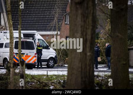 WEITEVEEN - enquête de suivi par la police à Weiteveen à Drenthe. Deux personnes sont mortes à la suite d'un incident violent. ANP VINCENT JANNINK netherlands Out - belgique Out Banque D'Images