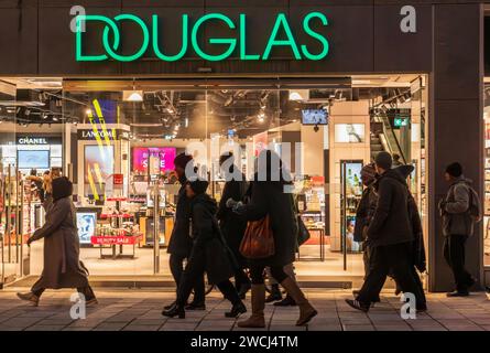 Douglas filiale, Münchner beim Shopping in der Kaufingerstraße, München, Januar 2024 Deutschland, München, Januar 2024, Douglas filiale in der Kaufingerstraße, Einkaufsstraße, Passanten, Fußgängerzone, Münchner beim Shopping, eigene Bezeichnung : Douglas München innovation Flagship Store, Winter, Bayern *** Douglas Store, Munich résidents de Munich shopping in Kaufingerstrasse, Munich, janvier 2024 Allemagne, Munich, janvier 2024, magasin Douglas à Kaufingerstrasse, rue commerçante, passants, zone piétonne, shopping pour les résidents de Munich, propre marque Douglas Munich innovation Flagship Store, hiver, Bavière Banque D'Images