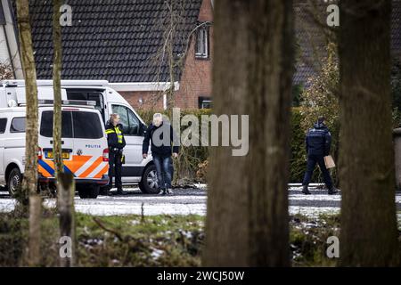 WEITEVEEN - enquête de suivi par la police à Weiteveen à Drenthe. Deux personnes sont mortes à la suite d'un incident violent. ANP VINCENT JANNINK netherlands Out - belgique Out Banque D'Images