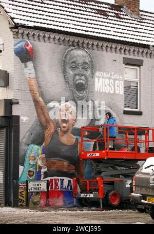 Une fresque peinte par MurWalls de la championne de boxe Natasha Jonas sur Elwy Steeet, Liverpool. Date de la photo : mardi 16 janvier 2024. Banque D'Images