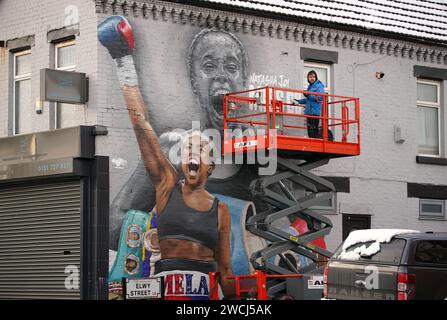 Une fresque peinte par MurWalls de la championne de boxe Natasha Jonas sur Elwy Steeet, Liverpool. Date de la photo : mardi 16 janvier 2024. Banque D'Images