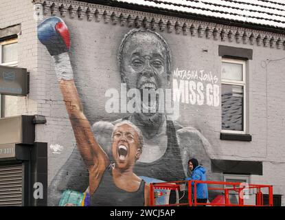 Une fresque peinte par MurWalls de la championne de boxe Natasha Jonas sur Elwy Steeet, Liverpool. Date de la photo : mardi 16 janvier 2024. Banque D'Images