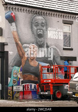 Une fresque peinte par MurWalls de la championne de boxe Natasha Jonas sur Elwy Steeet, Liverpool. Date de la photo : mardi 16 janvier 2024. Banque D'Images