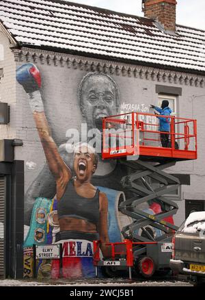 Une fresque peinte par MurWalls de la championne de boxe Natasha Jonas sur Elwy Steeet, Liverpool. Date de la photo : mardi 16 janvier 2024. Banque D'Images