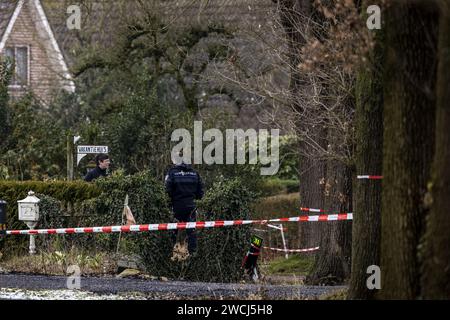 WEITEVEEN - enquête de suivi par la police à Weiteveen à Drenthe. Deux personnes sont mortes à la suite d'un incident violent. ANP VINCENT JANNINK netherlands Out - belgique Out Banque D'Images