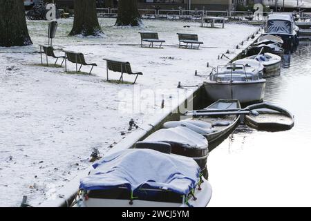 Amsterdam, pays-Bas. 16 janvier 2024. Une vue générale montre des bateaux amarrés dans le canal partiellement gelé pendant ce matin au parc Rembrandt couvert de neige le 16 janvier 2024 à Amsterdam, Natherlands. (Photo de Paulo Amorim/Sipa USA) crédit : SIPA USA/Alamy Live News Banque D'Images