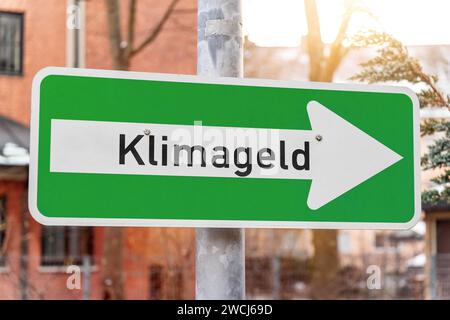 16 janvier 2024 : panneau de signalisation avec l'inscription Klimageld FOTOMONTAGE *** Wegweiser Schild mit der Aufschrift Klimageld FOTOMONTAGE Banque D'Images