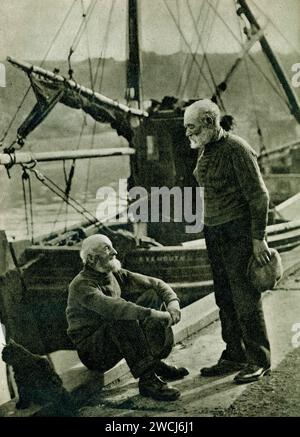 Début des années 1900, photographie des années 1930 de deux pêcheurs d'Eyemouth, bavardant sur le quai, tirée du livre 'In Scotland Again' de H. V. Morton. (Premier pub 26 oct. 1933) Eyemouth, Berwickshire, Écosse, Royaume-Uni Banque D'Images