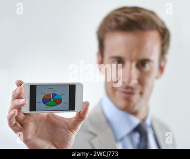 Homme d'affaires, écran de téléphone et graphique circulaire, données ou statistiques pour le rapport financier, les revenus et le marché boursier. Portrait du comptable d'entreprise sur Banque D'Images