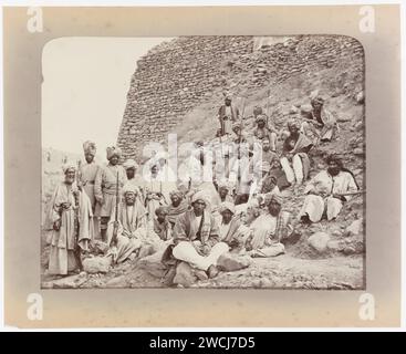 Portrait de groupe d'une unité de l'armée afghane-britannique au fort Jamrud pendant la deuxième guerre anglo-afghane, à droite du centre Capitaine Tucker, Peshawar, Khyber Pakhtunkhwa, Pakistan, John Burke, 1878 - 1879 photographie Peshawar papier albumen print anonymes personnes historiques dépeintes dans un groupe, dans un portrait de groupe Khyberpas Banque D'Images